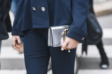 Milano, İtalya - 23 Şubat 2019: Milano Moda Haftası sırasında bir defile sonrası Sokak stili Çanta detayı - Mfwfw19