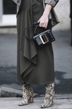 Milano, İtalya - 21 Şubat 2019: Milano Moda Haftası sırasında bir defile sonrası Sokak stili Kıyafet detayı - Mfwfw19
