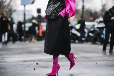Paris, Fransa - 01 Mart 2019: Paris Moda Haftası sırasında bir defile öncesi sokak tarzı kıyafet - Pfwfw19