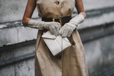 Paris, Fransa - 02 Mart 2019: Sokak stili kıyafet - Paris Moda Haftası sırasında bir defile sonra - Pfwfw19