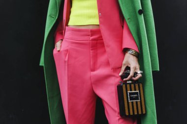 Paris, Fransa - 05 Mart 2019: Milano Moda Haftası'nda bir defile öncesi sokak stili kıyafet - Pfwfw19