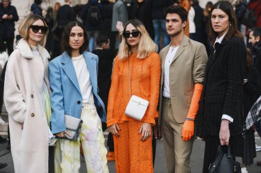 Paris, Fransa - 04 Mart 2019: Paris Moda Haftası sırasında sokak stili görünümü - Pfwfw19
