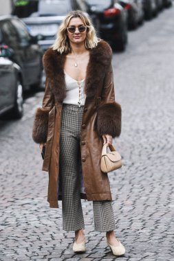Paris, Fransa - 02 Mart 2019: Sokak stili kıyafet - Paris Moda Haftası sırasında bir defile sonra - Pfwfw19