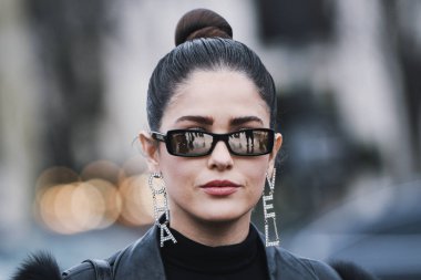 Paris, Fransa - 05 Mart 2019: Milano Moda Haftası'nda bir defile öncesi sokak stili kıyafet - Pfwfw19