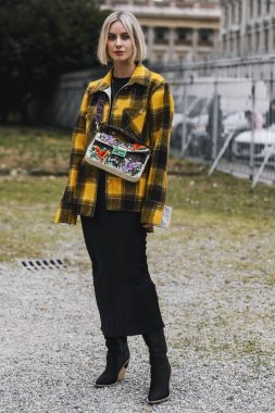 Milano, İtalya - 23 Şubat 2019: Milano Moda Haftası sırasında bir defile sonrası Sokak stili Influencer Lisa Hahnbuck - Mfwfw19
