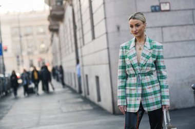 Milano, İtalya - 22 Şubat 2019: Milano Moda Haftası'nda bir defile öncesi Coco Chanel kolye takan sokak stili Kadın - Mfwfw19