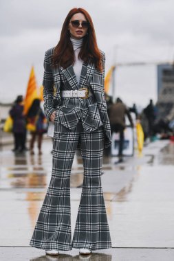Paris, Fransa - 02 Mart 2019: Sokak stili kıyafet - Paris Moda Haftası sırasında bir defile sonra - Pfwfw19