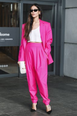 Paris, Fransa - 04 Mart 2019: Sokak stili kıyafet - Gilda Ambrosio Paris Moda Haftası sırasında bir defile sonra - Pfwfw19