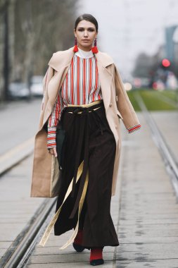 Paris, Fransa-Mart 01, 2019: sokak tarzı kıyafet-Paris moda haftası sırasında bir moda gösterisi önce Landiana Cerciu-Pfwfw19
