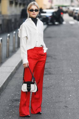 Milano, İtalya - 22 Şubat 2019: Sokak stili - Influencer Caroline Daur Milano Moda Haftası sırasında bir defile sonra - Mfwfw19