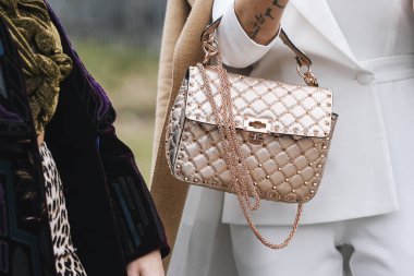 Milano, İtalya - 23 Şubat 2019: Milano Moda Haftası sırasında bir defile sonrası Sokak stili Çanta detayı - Mfwfw19