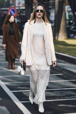 Milano, İtalya - 21 Şubat 2019: Milano Moda Haftası'nda bir defile öncesi Fendi çanta takan sokak stili Kadın - Mfwfw19