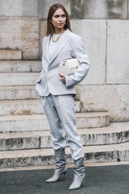 Paris, Fransa - 04 Mart 2019: Sokak stili kıyafet - Pernille Teisbaek Paris Moda Haftası sırasında bir defile sonra - Pfwfw19