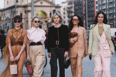 Milano, İtalya - 20 Şubat 2019: Milano Moda Haftası'nda bir defile öncesi sokak stili kıyafetler - modeller, blogcular ve etkileyiciler - Mfwfw19