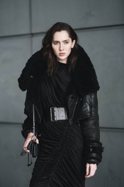 Paris, Fransa - 04 Mart 2019: Sokak stili kıyafet - Paris Moda Haftası sırasında bir defile sonra - Pfwfw19