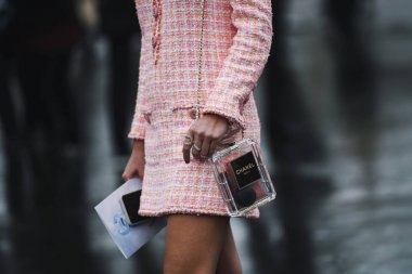 Paris, Fransa - 05 Mart 2019: Milano Moda Haftası'nda bir defile öncesi sokak stili kıyafet - Pfwfw19