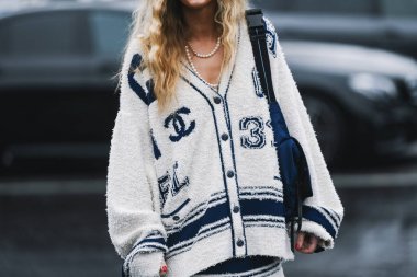 Paris, Fransa - 05 Mart 2019: Milano Moda Haftası'nda bir defile öncesi sokak stili kıyafet - Pfwfw19