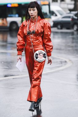 Paris, Fransa - 05 Mart 2019: Milano Moda Haftası'nda bir defile öncesi sokak stili kıyafet - Pfwfw19