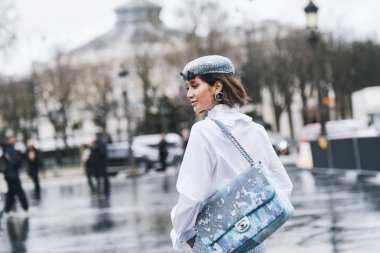 Paris, Fransa - 05 Mart 2019: Milano Moda Haftası'nda bir defile öncesi sokak stili kıyafet - Pfwfw19