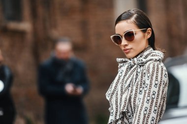 Milano, İtalya - 23 Şubat 2019: Sokak stili - Milano Moda Haftası sırasında defile öncesi poz veren şık bir görünüme sahip kız - Mfwfw19