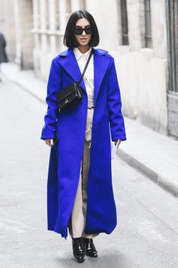 Paris, Fransa - 03 Mart 2019: Sokak stili kıyafet - Paris Moda Haftası sırasında bir defile sonra - Pfwfw19