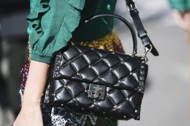 Milano, İtalya - 24 Şubat 2019: Milano Moda Haftası'nda bir defile öncesi sokak stili Valentino çanta detayı - Mfwfw19