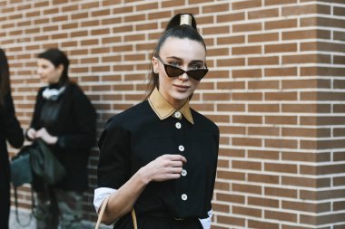 Milano, İtalya - 21 Şubat 2019: Milano Moda Haftası'nda bir defilenin peşinde sokak stili Bak - Mfwfw19