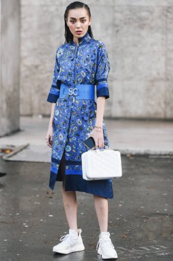 Paris, Fransa - 04 Mart 2019: Sokak stili kıyafet - Paris Moda Haftası sırasında bir defile sonra - Pfwfw19