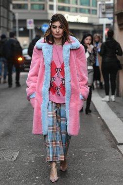 Milano, İtalya - 21 Şubat 2019: Milano Moda Haftası'nda bir defileden sonra sokak stili Kıyafet - Mfwfw19