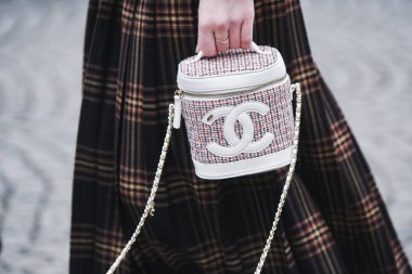Paris, Fransa - 05 Mart 2019: Sokak stili kıyafet - Paris Moda Haftası sırasında bir defile den sonra Chanel çanta giyen kadın - Pfwfw19