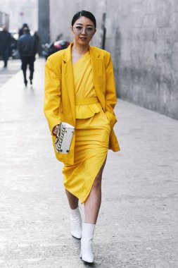 Milano, İtalya - 21 Şubat 2019: Milano Moda Haftası sırasında bir defile sonrası Sokak stili Influencer Yuwei Zhangzou - Mfwfw19