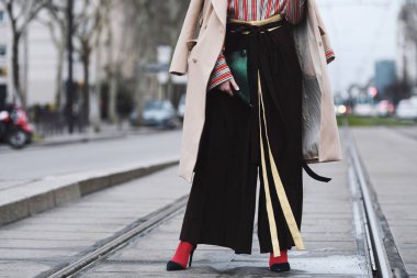 Paris, Fransa-Mart 01, 2019: sokak tarzı kıyafet-Paris moda haftası sırasında bir moda gösterisi sonra-Pfwfw19