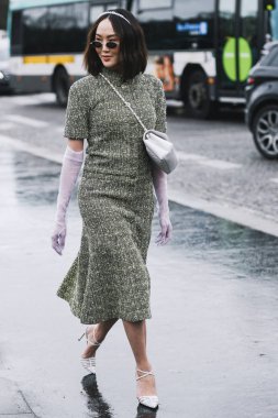 Paris, Fransa - 05 Mart 2019: Milano Moda Haftası'nda bir defile öncesi sokak stili kıyafet - Pfwfw19