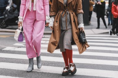 Milano, İtalya - 23 Şubat 2019: Milano Moda Haftası'nda bir defile öncesi sokak stili Kıyafet detayları - Mfwfw19