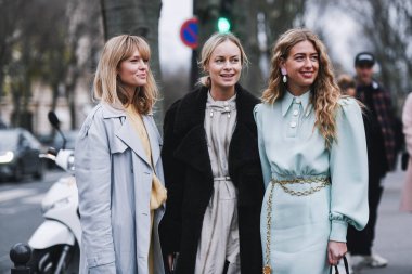 Paris, Fransa - 03 Mart 2019: Paris Moda Haftası sırasında sokak tarzı kıyafetler - Pfwfw19
