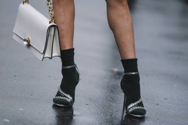 Paris, Fransa - 5 Mart 2019: Paris Moda Haftası'nda bir defile öncesi sokak stili kıyafet - Pfwfw19 