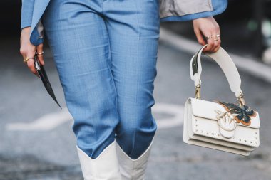 Paris, Fransa - 04 Mart 2019: Paris Moda Haftası sırasında sokak stili görünümü - Pfwfw19