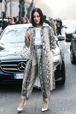 Milano, İtalya - 21 Şubat 2019: Sokak stili - Influencer Tiffany Hsu Milano Moda Haftası sırasında bir defile sonra - Mfwfw19