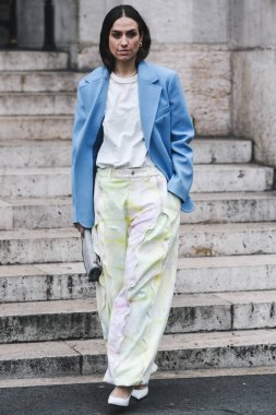 Paris, Fransa - 04 Mart 2019: Sokak stili kıyafet - Erika Boldrin Paris Moda Haftası sırasında bir defile sonra - Pfwfw19