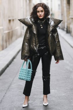 Paris, Fransa - 03 Mart 2019: Sokak stili kıyafet - Paris Moda Haftası sırasında bir defile sonra - Pfwfw19
