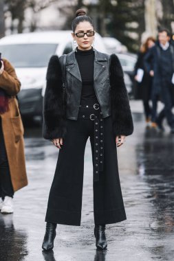 Paris, Fransa - 05 Mart 2019: Milano Moda Haftası'nda bir defile öncesi sokak stili kıyafet - Pfwfw19