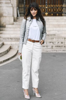 Paris, Fransa - 04 Mart 2019: Sokak stili kıyafet - Paris Moda Haftası sırasında bir defile sonra Moda kişi - Pfwfw19