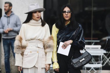 Milano, İtalya - 21 Şubat 2019: Milano Moda Haftası'nda bir defileden sonra sokak stili Kıyafetler - Mfwfw19
