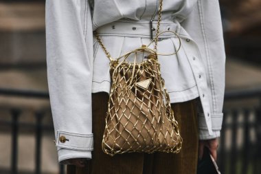 Milano, İtalya - 23 Şubat 2019: Milano Moda Haftası'nda bir defile öncesi sokak stili Prada çanta detayı - Mfwfw19