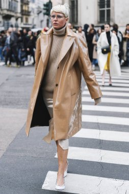 Milano, İtalya - 23 Şubat 2019: Milano Moda Haftası'nda bir defileden sonra sokak stili Kıyafet - Mfwfw19