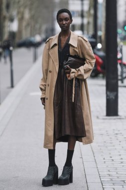 Paris, Fransa - 01 Mart 2019: Sokak stil kıyafeti - moda kişi bir defile sırasında Paris moda haftası - Pfwfw19 sonra