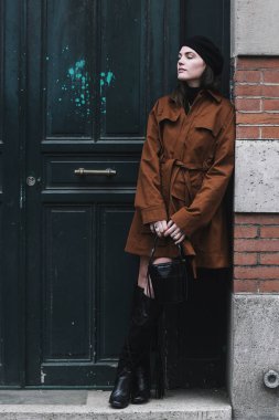 Paris, Fransa - 01 Mart 2019: Sokak stil kıyafeti - Madelynn Furlong bir defile sırasında Paris moda haftası - Pfwfw19 önce