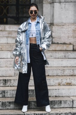 Paris, Fransa - 04 Mart 2019: Sokak stili kıyafet - Paris Moda Haftası sırasında bir defile sonra Moda kişi - Pfwfw19