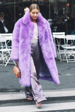 Milano, İtalya - 21 Şubat 2019: Milano Moda Haftası'nda bir defileden sonra sokak stili Kıyafet - Mfwfw19