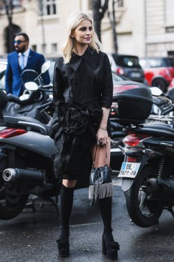 Paris, Fransa - 05 Mart 2019: Paris Moda Haftası sırasında sokak stili görünümü - Pfwfw19